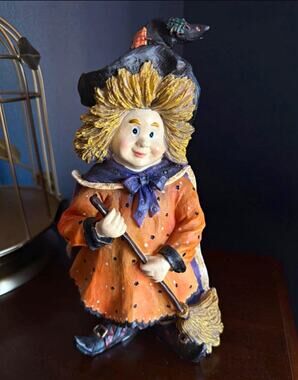 Young's Halloween Witch Figurine 7” Resin Multicolor Matte Finish 2003 VTG fall
